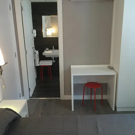 Benidorm Beach Hostel מלון