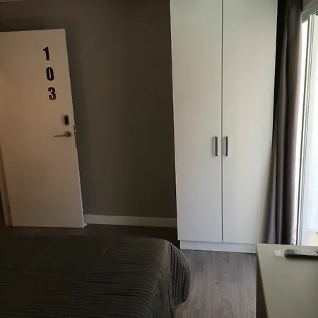 Benidorm Beach Hostel מלון בנידורם