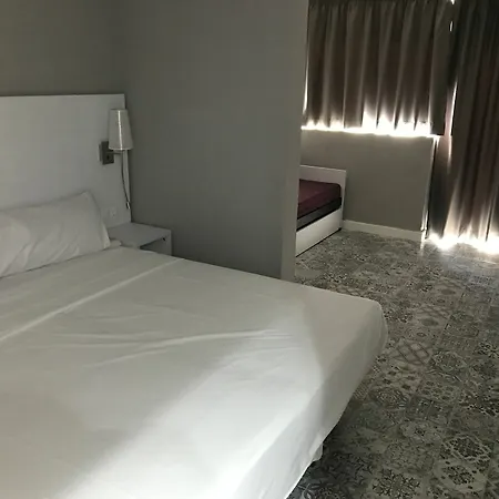 Benidorm Beach Hostel בנידורם